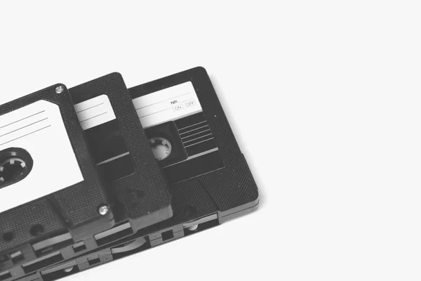 オーディオ Cassetes テープ 年代スタイル モノクロ セピア調白で隔離のオーディオのレトロなビンテージ Groupe — ストック写真