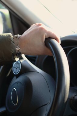 Adam el siyah direksiyon tutan araba sürüş saati ile. Dikey foto