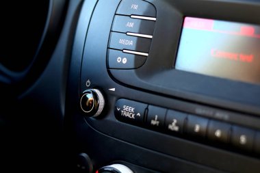 Araba müzik çalar sistem kontrol paneli pano portre ile düğmeleri ve radyo nağme