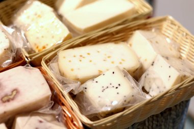 Camembert üstünde belgili tanımlık sayaç çiftçilerin bir hasır sepet içinde farklı doğal peynir parmesan peynir pazarı