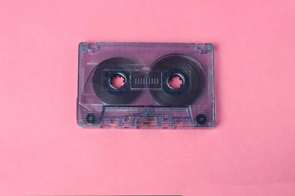 音频复古复古卡塞特磁带80年代风格粉红色的背景 — 图库照片