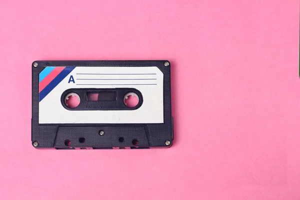 音频复古复古卡塞特磁带80年代风格粉红色的背景 — 图库照片