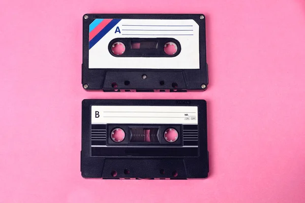 组两个音频复古复古卡塞特磁带80年代风格粉红色的背景 — 图库照片