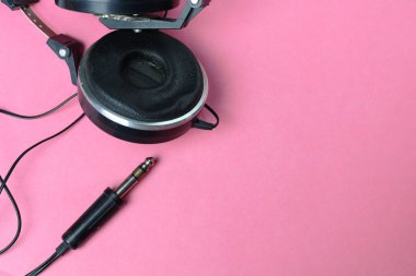 Pembe bir arka plan üzerinde eski retro vintage 80s tarzı kulaklık
