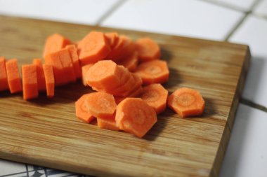 Havuç yemek veya ahşap kesme tahtası mutfakta yemek yemek pişirmek için dilimlenmiş. Vejeteryan diyet beslenme