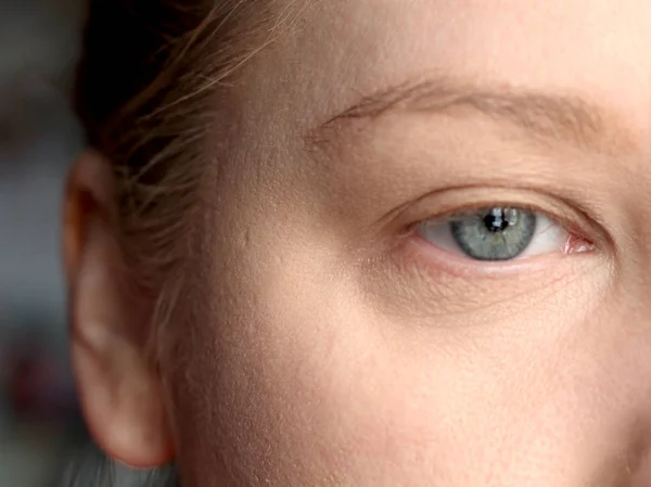 Weibliche Slawische Junge Grau Blaue Augen Mit Hellbraunen Augenbrauen Nahaufnahme — Stockfoto