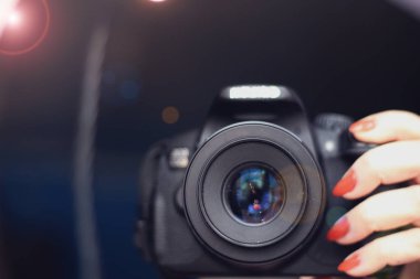 Refleks kamera yaklaşın eller gazeteci