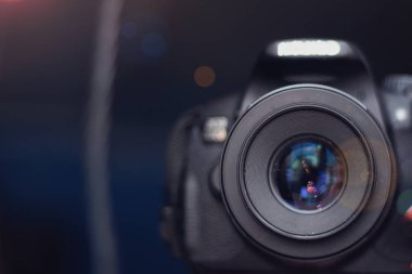 Refleks kamera yakın kadar leylak tonlama ve rainbow ile metin için özgür kopya yer ile vurgulamaktadır