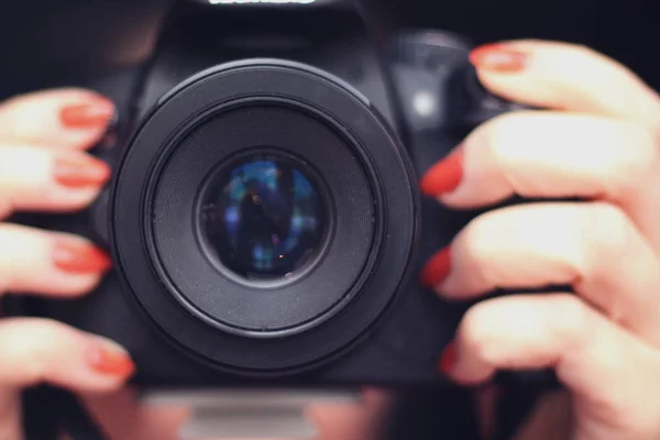 Reflex Camera Close Female Hands — Stock Photo, Image