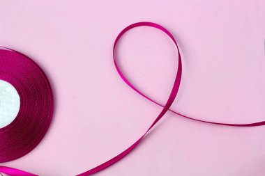 Güzel renkli menekşe mor saten kurdele süsleme, hediye sarma ve dikiş Kumaş Dükkanı parlak ve renkli arka planda için en iyi görünümü Kapat 