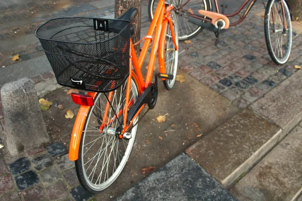 Orange Bicycle Metal Black Basket Parked Street European Lifestyle Cycling — Stock Photo, Image