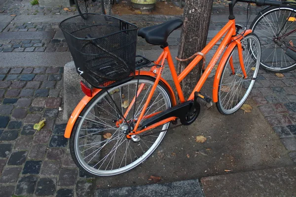 Orange Bicycle Metal Black Basket Parked Street European Lifestyle Cycling — Stock Photo, Image