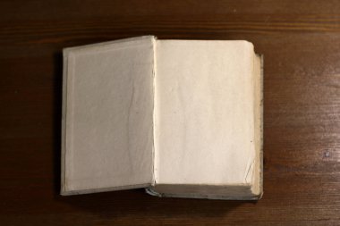 Açık bir eski retro kitap ile beyaz boş boş sayfaları üzerinde tasarımcı bir selamlama metni veya kart Kütüphane atmosfer ahşap arka plan üzerinde yazabilirsiniz