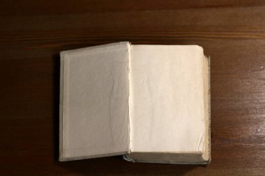 Açık bir eski retro kitap ile beyaz boş boş sayfaları üzerinde tasarımcı bir selamlama metni veya kart Kütüphane atmosfer ahşap arka plan üzerinde yazabilirsiniz