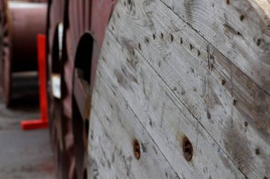 Fabrikasında ağaç ve metal sanayi kablo sarıcıları