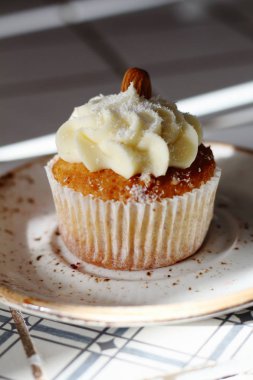 Ev yapımı ekmek stil vanilya lezzetli kek krem beyaz tereyağı krema buzlanma ve badem üstte. Şahsın ve doğum günü kutlamak için çikolata