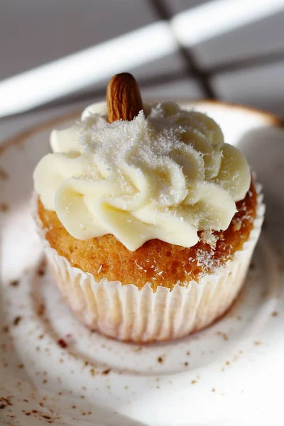 自家製ベーカリー スタイル バニラおいしいスポンジ ケーキ ホワイト バター クリーム クリーム色のフロスティング 上にアーモンド Partys — ストック写真