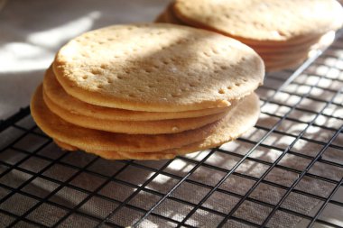Bir sürü bisküvi kurabiye kurabiye kek Rus katmanlı tatlım pasta üzerinde soğutma raf için gözleme