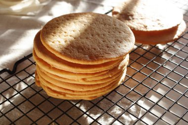 Bir sürü bisküvi kurabiye kurabiye kek Rus katmanlı tatlım pasta üzerinde soğutma raf için gözleme