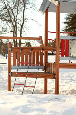 Parlak kırmızı ahşap kimse Çocuk Bahçesi kar kış etkinliği çocuk oynamak için bir slayt
