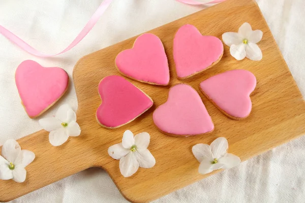 Jolie Fille Style Plat Avec Des Biscuits Cœurs Doucement Roses — Photo