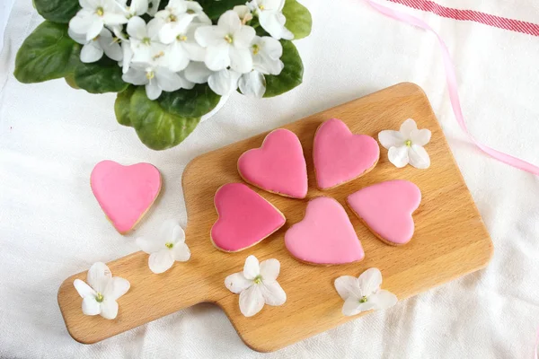 Jolie Fille Style Plat Avec Des Biscuits Cœurs Doucement Roses — Photo