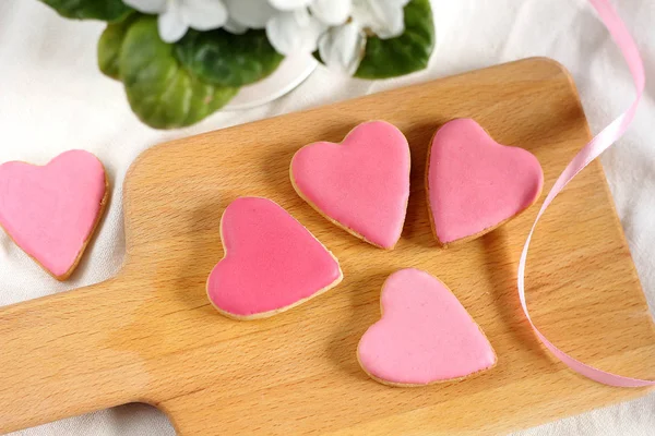 Jolie Fille Style Plat Avec Des Biscuits Cœurs Doucement Roses — Photo