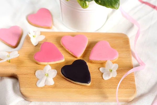 Pěkné Dívčí Plochou Ležela Jemně Růžové Srdce Cookies Cookie Černé — Stock fotografie