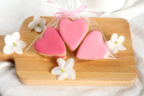 Pretty Girlish Flat Lay Gently Pink Hearts Cookies White Violets — Stock Photo, Image