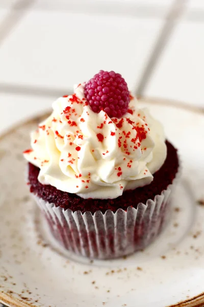 Σπιτικό Φούρνο Στυλ Κόκκινο Βελούδο Σφουγγάρι Νόστιμα Cupcake Γλάσο Λευκό — Φωτογραφία Αρχείου
