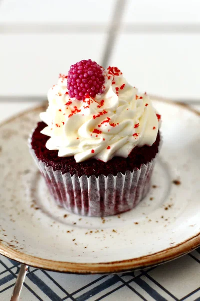 Homemade Bakery Style Red Velvet Delicious Sponge Cupcake White Butter — Stock Photo, Image