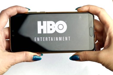 Saint-Petersburg, Rusya, 26 Mart: gösteriden önce Hbo logolu bir smartphone cep telefonu, llustrative yazı işleri servisi akarsu hbo izlerken görüntü ekranda tutan eller