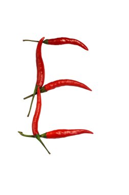Beyaz üzerinde izole sıcak baharat Cayenne Chili Peppers alfabesi. E harfi şeklinde doğal vejetaryen diyet organik sebze Chili biber, kelime yapmak ve bir logo olarak kullanarak