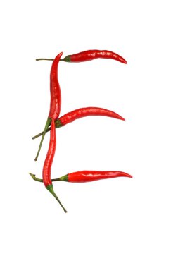 Beyaz üzerinde izole sıcak baharat Cayenne Chili Peppers alfabesi. E harfi şeklinde doğal vejetaryen diyet organik sebze Chili biber, kelime yapmak ve bir logo olarak kullanarak