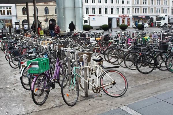 Копенгаген Дания Ноября Европейская Парковка Большим Количеством Велосипедов Возле Метро — стоковое фото