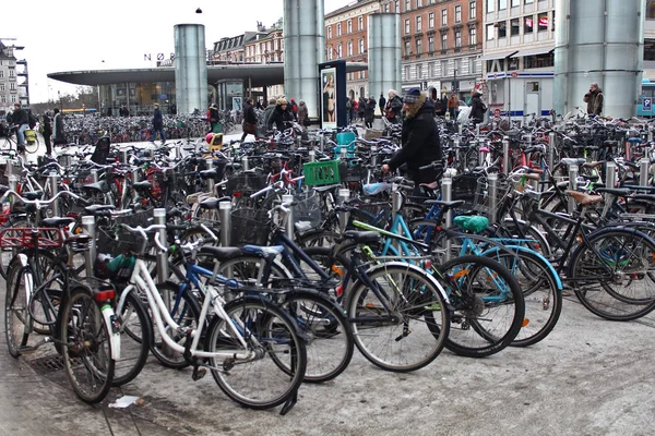 Copenhague Dinamarca Novembro Estacionamento Europeu Com Muitas Bicicletas Perto Metrô — Fotografia de Stock