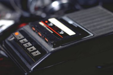 Eski Retro Vintage siyah taşınabilir ses kaseti çalar ve ses bandı ile Kaydedici üst 70s, 80s, 90s tarzı