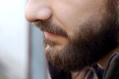 Profil portre acımasız yetişkin çalışan adam iş günü sonra bir sakal ile yakın 