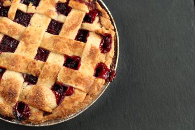 Metin için boş alan ile siyah bir grafit arka planda hamur bir kafes ile geleneksel lezzetli kiraz pastası. Tatil tedavisi