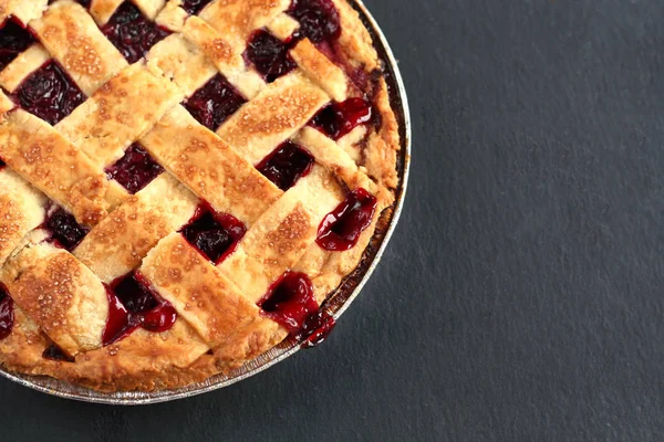 Tarte Aux Cerises Traditionnelle Délicieuse Avec Treillis Pâte Sur Fond — Photo