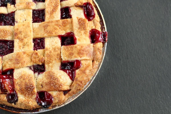 Traditional Delicious Cherry Pie Lattice Dough Black Graphite Background Free — Stock Photo, Image