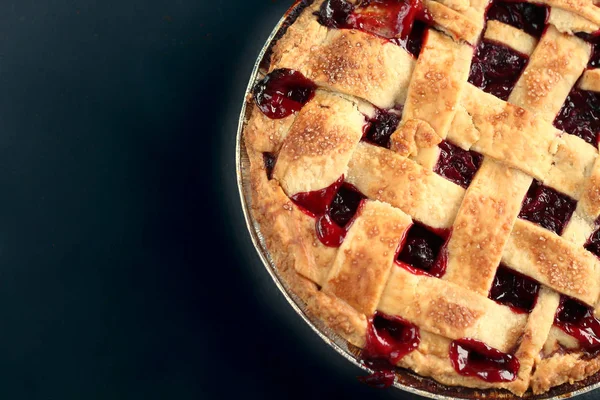 Tarte Aux Cerises Traditionnelle Délicieuse Avec Treillis Pâte Sur Fond — Photo