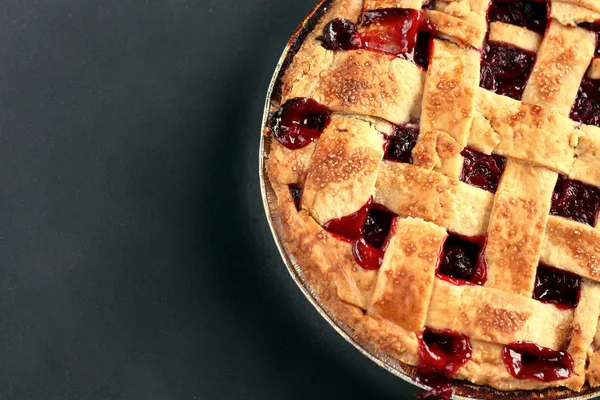 Traditionelle Köstliche Kirschtorte Mit Einem Gitter Aus Teig Auf Schwarzem — Stockfoto