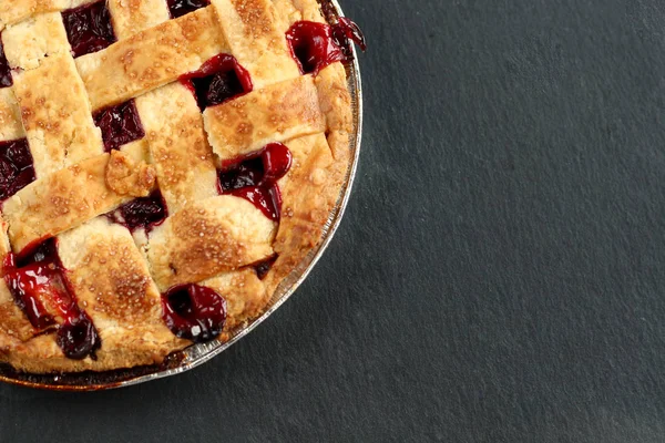 Traditional Delicious Cherry Pie Lattice Dough Black Graphite Background Free — Stock Photo, Image