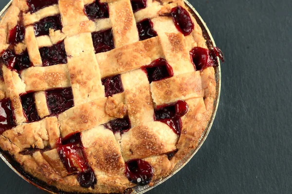 Tarte Aux Cerises Traditionnelle Délicieuse Avec Treillis Pâte Sur Fond — Photo