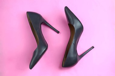 Pembe arka planda şık yüksek topuklu ayakkabı trendy Glamour fantezi siyah deri klasik çifti