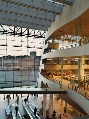 Kopenhag, Danimarka, Kasım 2018: Danimarka Kraliyet Kütüphanesi iç, modern Black Diamond büyük pencere ile ana salon görünümü