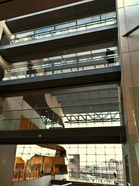 丹麦哥本哈根 2018年11月 丹麦皇家图书馆从内部 看到大厅与现代黑钻石的巨大窗口 — 图库照片