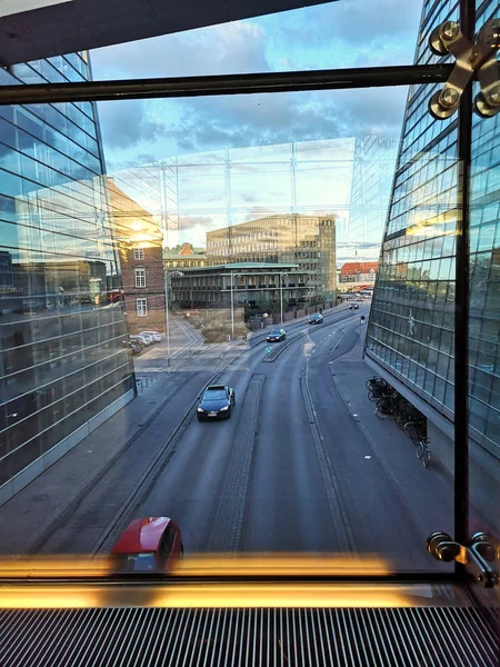 丹麦哥本哈根 2018年11月 丹麦皇家图书馆从内部 看到大厅与现代黑钻石的巨大窗口 — 图库照片