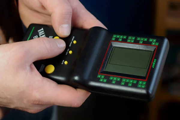 Saint Petersburg Rússia Março Mãos Homem Segurando Jogando Preto Retro — Fotografia de Stock